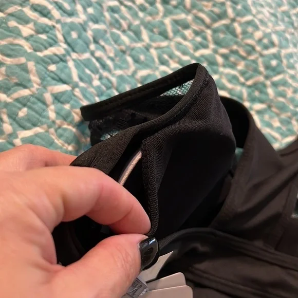 Yira medium 6/8 black sports bra dotted mesh front padded removable pads NWT - Picture 8 of 9